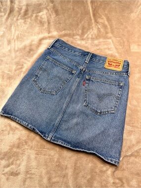 LEVI'S Fitted Medium Blue Wash High Waist Denim Mini Skirt - Sz 24